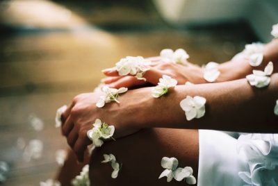 Ręce kobiety w białych kwiatach