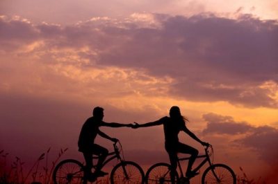 Kobieta i mężczyzna na rowerach