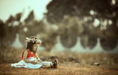 zdjęcie Dziewczynka na Trawie z Książką